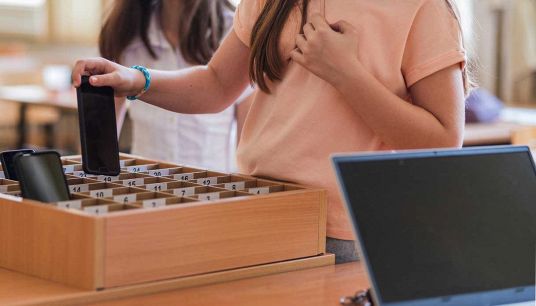 Divieto di smartphone a scuola in Italia