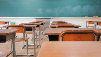 Firme dei genitori anche per gli alunni maggiorenni: è polemica