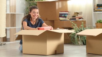 A che età vanno via di casa i giovani in Italia (e in Europa)