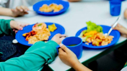 Bambini a mensa a scuola
