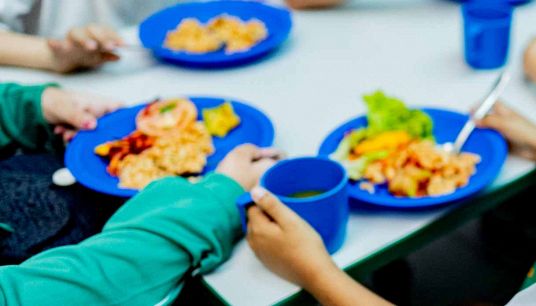 Bambini a mensa a scuola