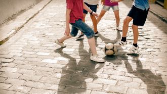 Multati perché giocano a calcio