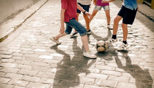 Multati perché giocano a calcio: appello degli alunni al sindaco