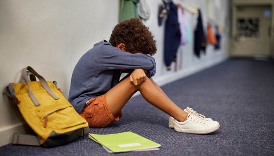 Rifiuto scolastico: bambino piange