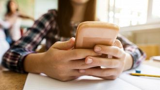 Smartphone vietati a scuola anche alle superiori: le sanzioni