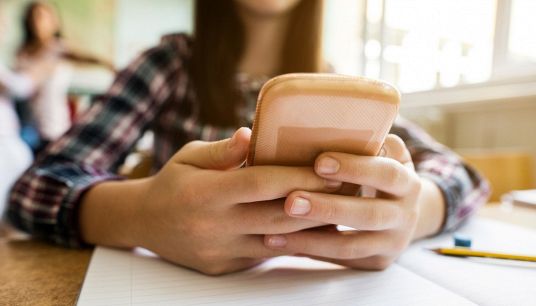Smartphone vietati a scuola anche alle superiori: le sanzioni