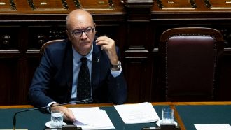 Fa 150 km al giorno per insegnare: l'appello a Valditara