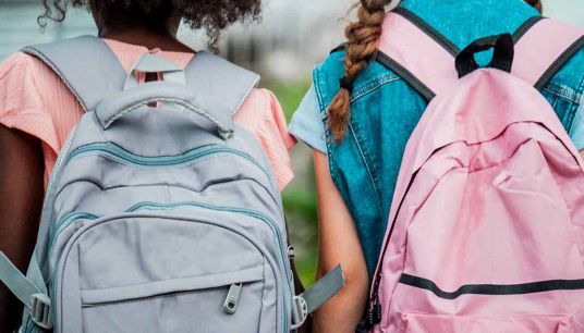 Bambine con lo zaino sulle spalle