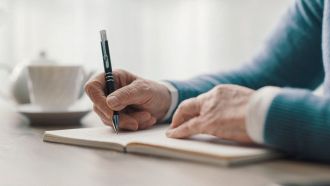 A scuola a 81 anni, Vincenzo Marras si è iscritto alle superiori