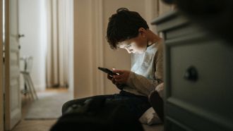 Uno dei danni principali dello smartphone ai ragazzi per Novara