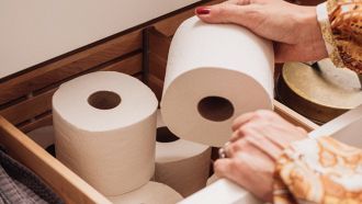 Carta igienica sequestrata a scuola: il caso a Vicenza