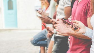 Circolare contro gli sticker con i prof in chat, il caso a Chieri