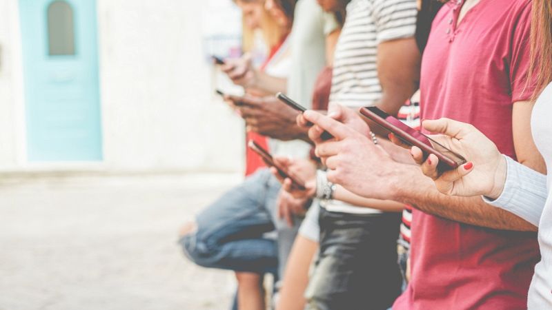 Circolare contro gli sticker con i prof in chat, il caso a Chieri