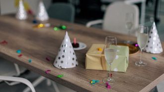 Ex prof malata di Alzheimer: festa a sorpresa grazie a TikTok