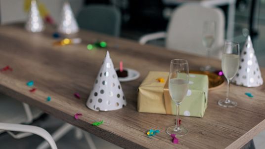 Ex prof malata di Alzheimer: festa a sorpresa grazie a TikTok