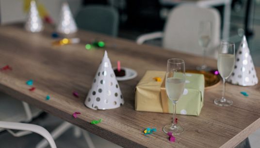 Ex prof malata di Alzheimer: festa a sorpresa grazie a TikTok