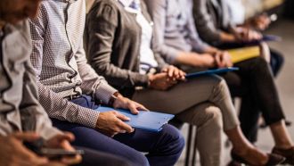 Lavoro, pochi giovani in azienda: cosa fare secondo l'Istat