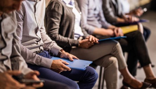 Lavoro, pochi giovani in azienda: cosa fare secondo l'Istat