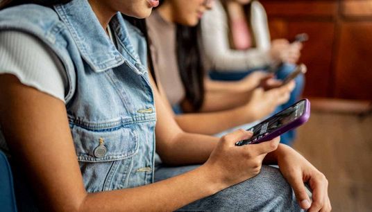 Giovani ragazzi navigano online