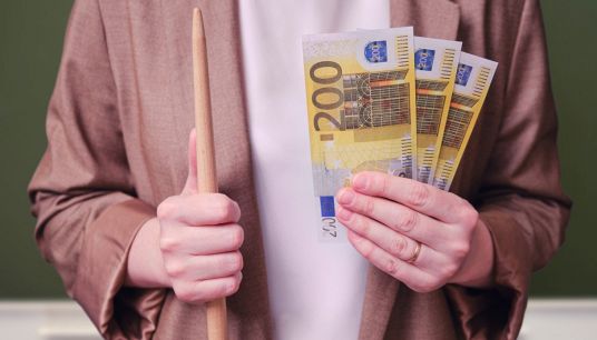 Quanto guadagna un insegnante: la polemica sull'aumento