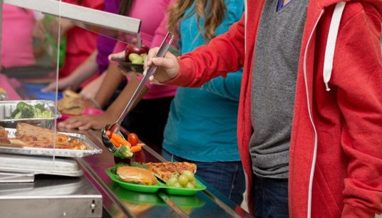Più di una scuola su due non offre il servizio mensa in Italia