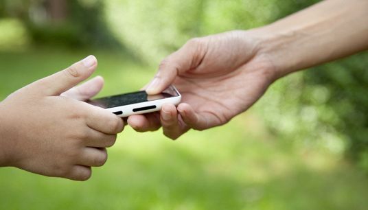 Il "contratto" per la consegna del primo cellulare ai figli