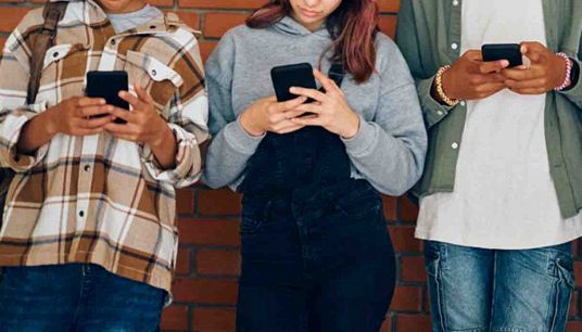 Adolescenti con lo smartphone