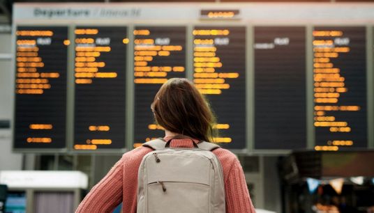 studentessa sola aeroporto