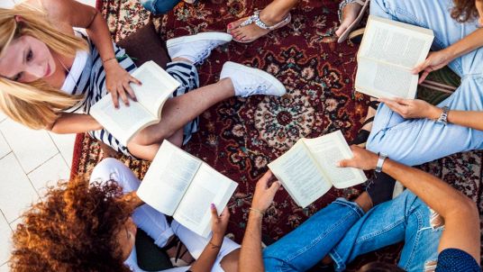 I giovani stanno riscoprendo la lettura e così sono più felici