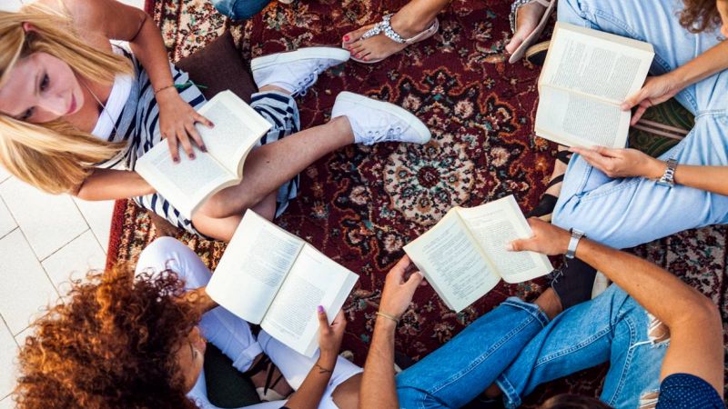 I giovani stanno riscoprendo la lettura e così sono più felici