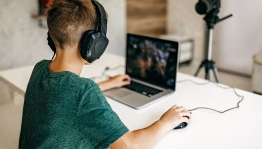 Videogiocare in classe migliora l’apprendimento degli studenti