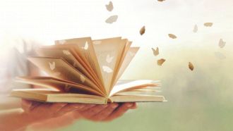 Prof Zambon legge le poesie su Instagram e conquista il social