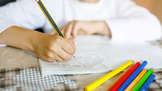 Bambino fa i compiti a casa