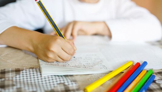 Bambino fa i compiti a casa