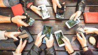 Social vietati a under 16: perché per Lancini è 