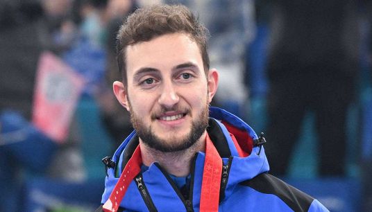 Il campione di curling Amos Mosaner