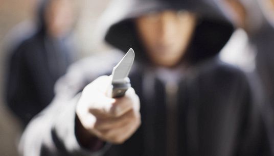 Ragazzo con un coltello a scuola