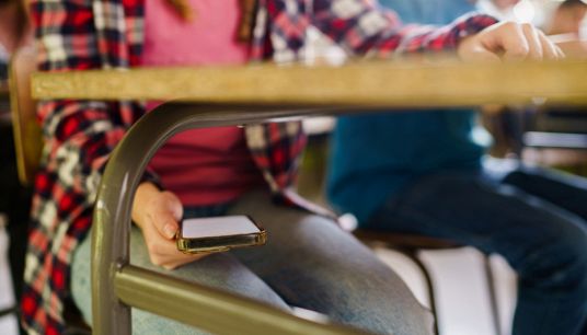 Divieto smartphone a scuola, 3 studenti su 4 continuano a usarli