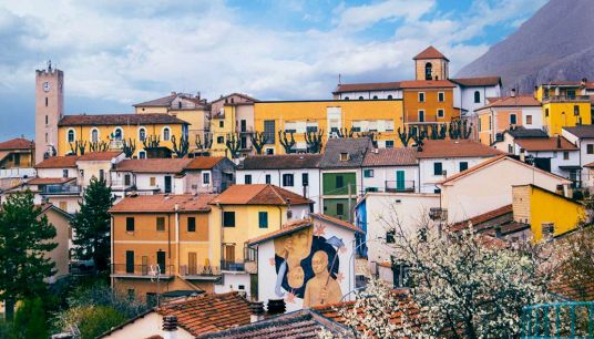 Aielli, nel borgo dei murales l'"aiuto compiti" è gratis