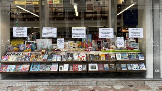 Perché il preside del liceo Parini ha occupato la libreria Hoepli