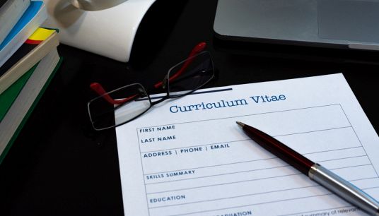 Curriculum Vitae, boom di CV scritti con IA: sono pieni di errori