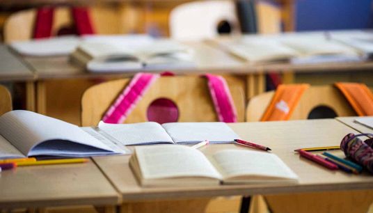 Libri scolastici aperti sul banco