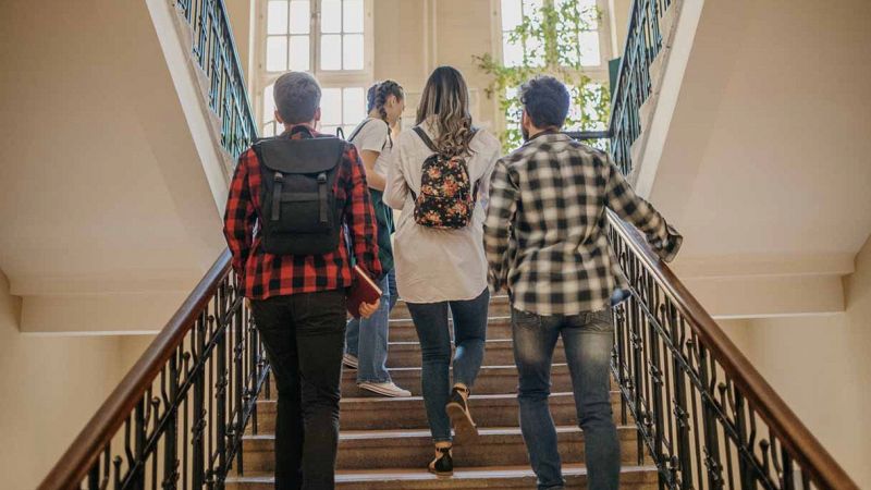 Studenti di scuola superiore sulle scale