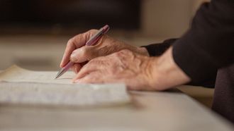 Studenti saltano la verifica, la prof gli mette 3: sanzionata