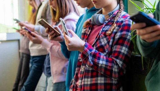 Ragazzi con lo smartphone in mano