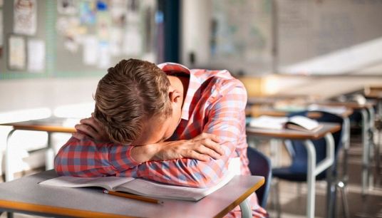 Studente dorme a scuola