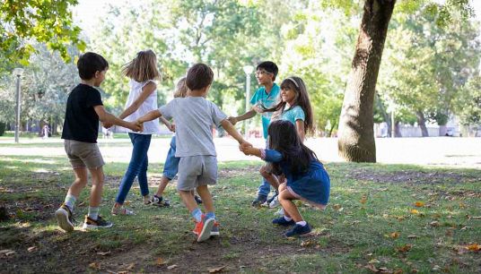 Bambini in estate giocano
