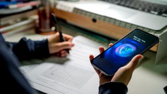 IA promossa in grammatica ma sbaglia le citazioni: lo studio