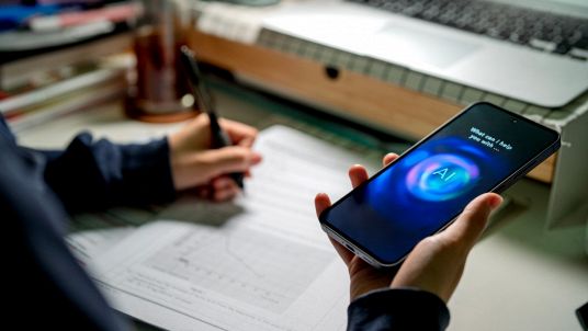 IA promossa in grammatica ma sbaglia le citazioni: lo studio