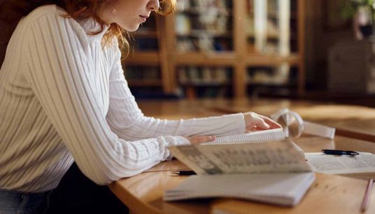 Studentessa legge un romanzo